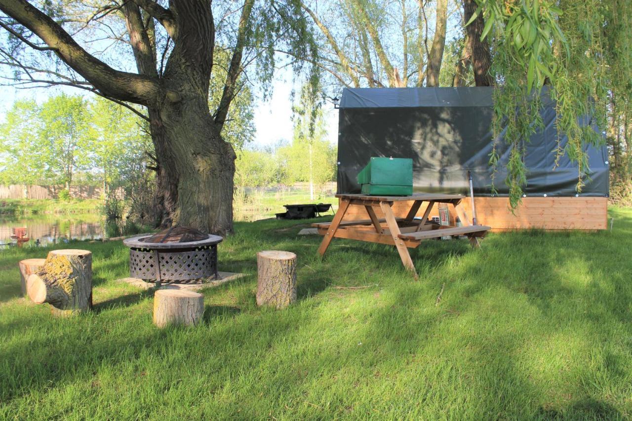Отель "George'S" Lakeside Wooden Tipi Клэар Экстерьер фото