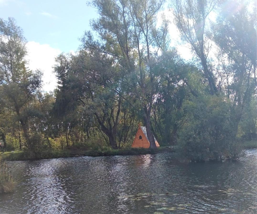 Отель "George'S" Lakeside Wooden Tipi Клэар Экстерьер фото