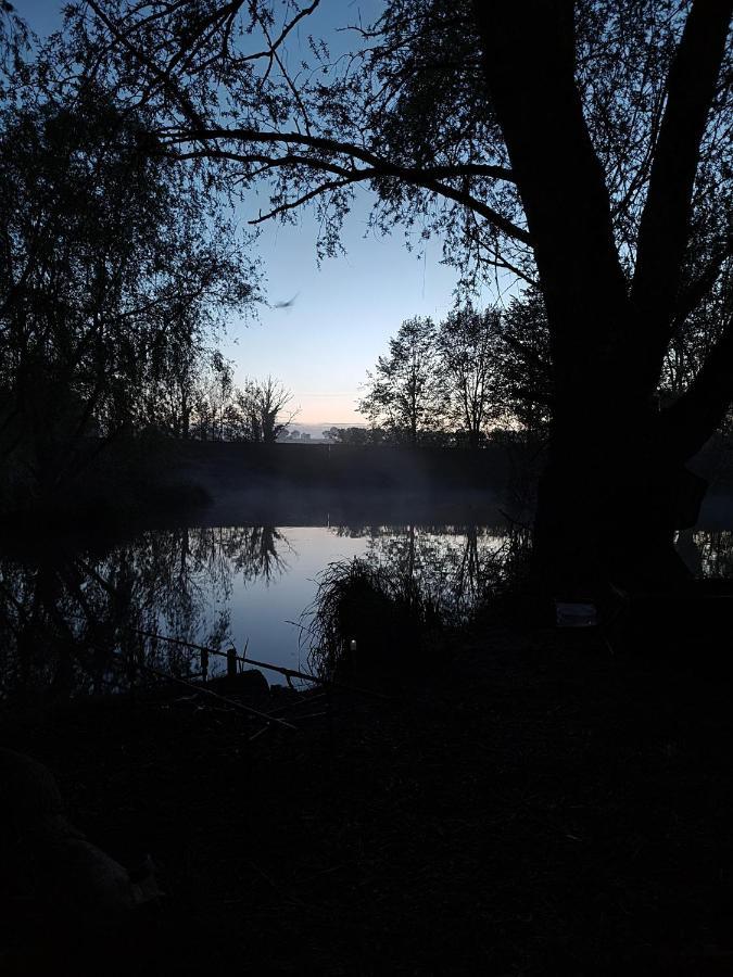 Отель "George'S" Lakeside Wooden Tipi Клэар Экстерьер фото
